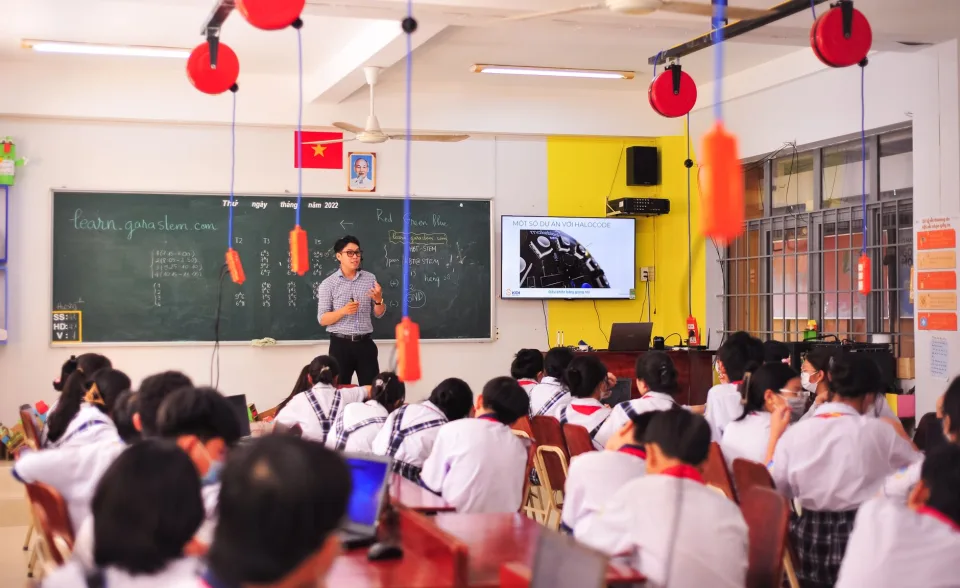 Kệ sách và đồ dùng học tập