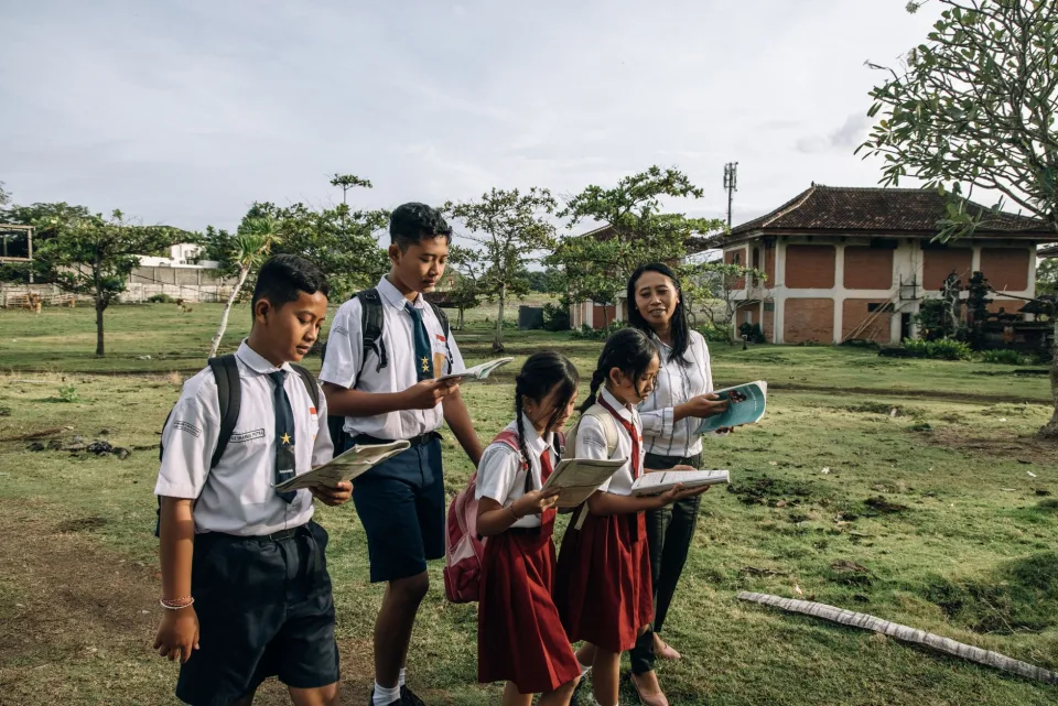Giáo viên và nhân viên tại trung tâm